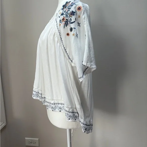 Knox Rose White and Blue Floral Embroidered Top - Picture 2 of 9